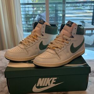 Nike Men's White and Green High-Tops